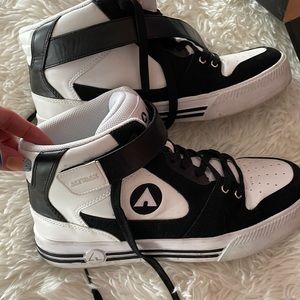 Airwalks sz 10. Used but in good condition.